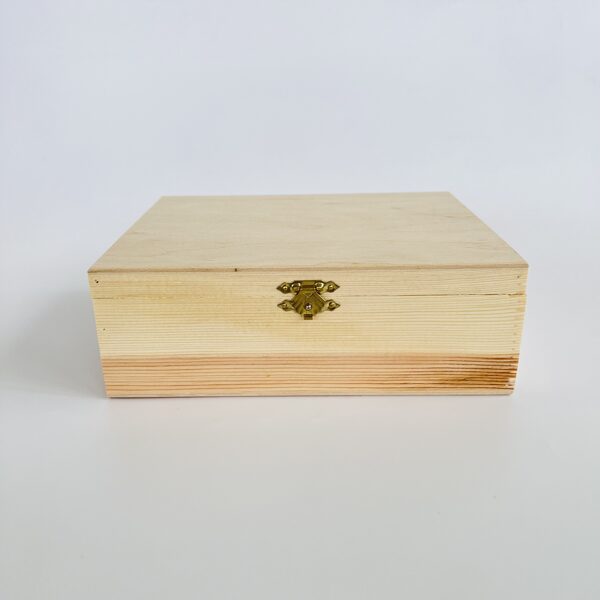 Wood box, 20 x 16 cm