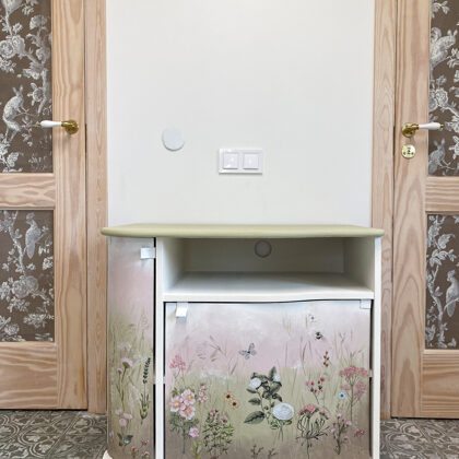 Atjaunots TV galdiņš, Annie Sloan krīta krāsas un ReDesign transfērs