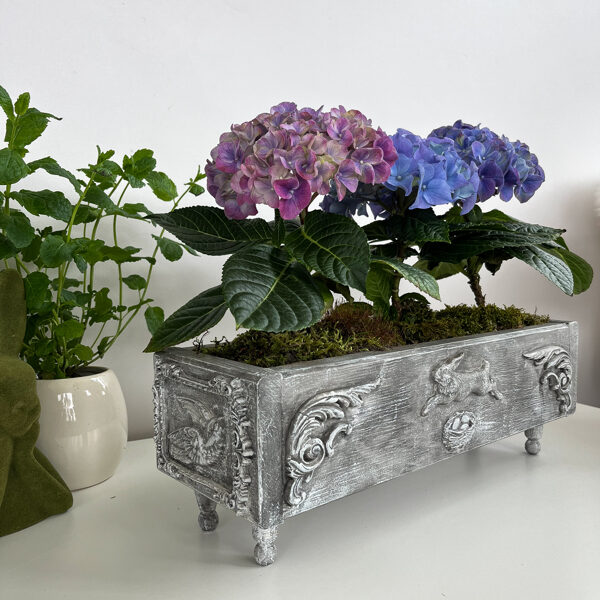 Ziedu kaste, dekorēta ar IOD moldiem un Annie Sloan krīta krāsām