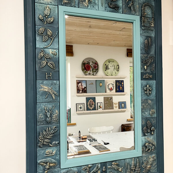 Spoguļa pamatne dekorēta ar IOD moldiem un Annie Sloan ktīta krāsām un vaskiem