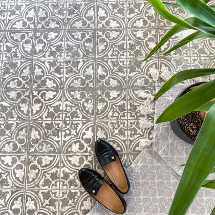 Darbnīcas betona grīda, dekorēta ar IOD Spiedogu un Annie Sloan "Old White" toni