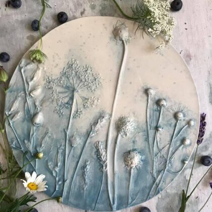 Botāniskais bareljefs pie MagHandmade