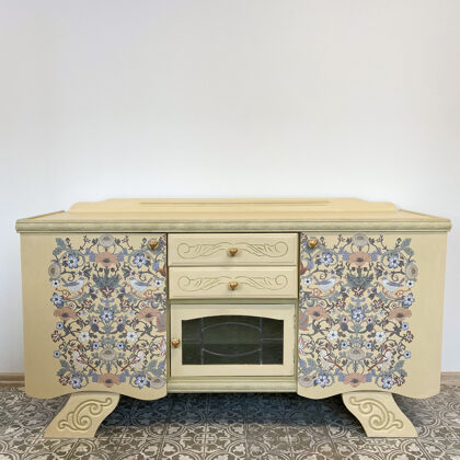 Renovated media console with Annie Sloan "Cream", "Versailles" and Prima transfer