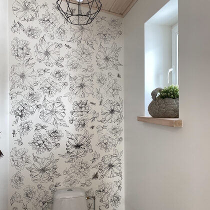 Darbnīcas tualetes siena, dekorēta ar IOD Spiedogu un Tikkurila "Paper white" toni