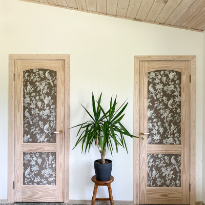 Darbnīcas durvis, dekorētas ar IOD Paint Inlay un Annie Sloan "Coco" toni