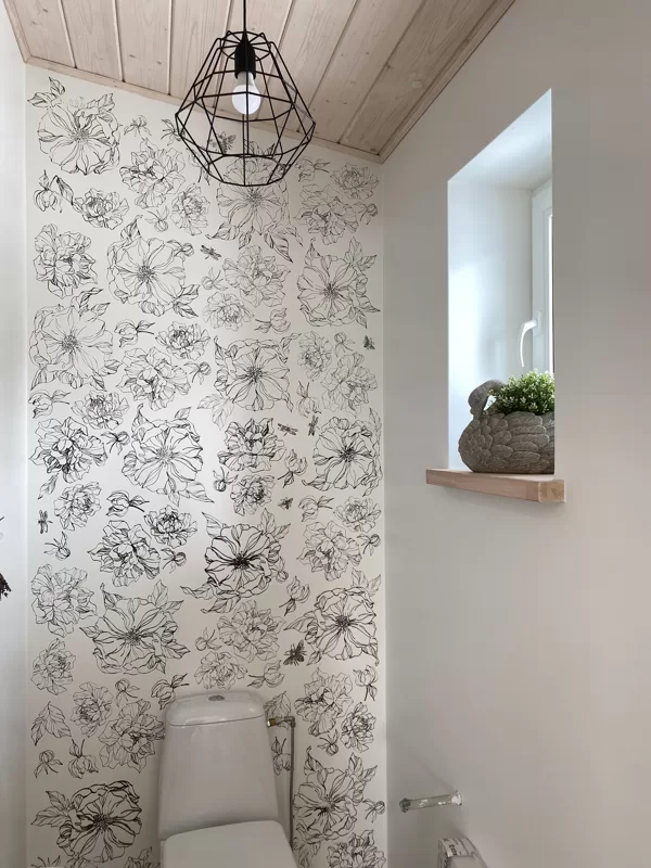 Darbnīcas tualetes siena, dekorēta ar IOD Spiedogu un Tikkurila "Paper white" toni